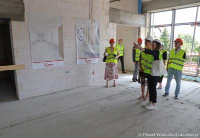 Uczestnicy powieszenia wiechy na budynku Pawilonu Rehabilitacyjnego w Lubuskim Centrum Ortopedii w Świebodzinie 