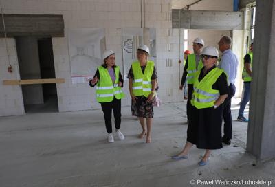 Uczestnicy powieszenia wiechy na budynku Pawilonu Rehabilitacyjnego w Lubuskim Centrum Ortopedii w Świebodzinie 