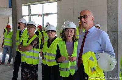 Uczestnicy powieszenia wiechy na budynku Pawilonu Rehabilitacyjnego w Lubuskim Centrum Ortopedii w Świebodzinie 