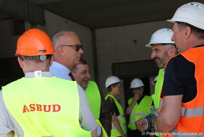 Uczestnicy powieszenia wiechy na budynku Pawilonu Rehabilitacyjnego w Lubuskim Centrum Ortopedii w Świebodzinie 