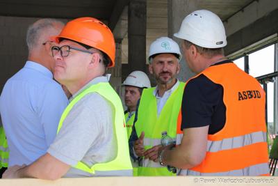 Uczestnicy powieszenia wiechy na budynku Pawilonu Rehabilitacyjnego w Lubuskim Centrum Ortopedii w Świebodzinie 