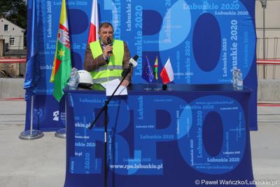radny wojewódzki Grzegorz Potęga podczas konferencji prasowej na dachu budynku Pawilonu Rehabilitacyjnego w Lubuskim Centrum Ortopedii w Świebodzinie 
