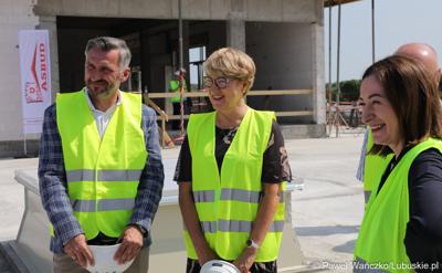 Uczestnicy powieszenia wiechy na budynku Pawilonu Rehabilitacyjnego w Lubuskim Centrum Ortopedii w Świebodzinie: marszałek Elżbieta Anna Polak (w środku) oraz poseł Waldemar Sługocki.