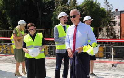 Uczestnicy powieszenia wiechy na budynku Pawilonu Rehabilitacyjnego w Lubuskim Centrum Ortopedii w Świebodzinie 