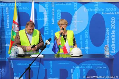 Uczestnicy konferencji prasowej na dachu budynku Pawilonu Rehabilitacyjnego w Lubuskim Centrum Ortopedii w Świebodzinie. Przy mikrofonie marszałek Elżbieta Anna Polak. 
