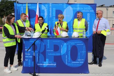 Uczestnicy konferencji prasowej na dachu budynku Pawilonu Rehabilitacyjnego w Lubuskim Centrum Ortopedii w Świebodzinie. Przy mikrofonie marszałek Elżbieta Anna Polak. 