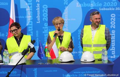 Uczestnicy konferencji prasowej na dachu budynku Pawilonu Rehabilitacyjnego w Lubuskim Centrum Ortopedii w Świebodzinie. Przy mikrofonie marszałek Elżbieta Anna Polak. 