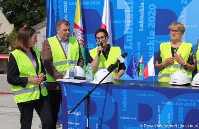 Uczestnicy konferencji prasowej na dachu budynku Pawilonu Rehabilitacyjnego w Lubuskim Centrum Ortopedii w Świebodzinie. Przy mikrofonie Posłana na Sejm RP Krystyna Sibińska. 