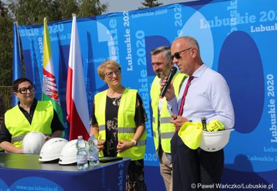 Uczestnicy konferencji prasowej na dachu budynku Pawilonu Rehabilitacyjnego w Lubuskim Centrum Ortopedii w Świebodzinie. Przy mikrofonie członek zarządu woj. lubuskiego Marcin Jabłoński. 