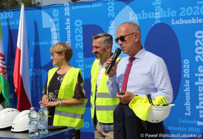 Uczestnicy konferencji prasowej na dachu budynku Pawilonu Rehabilitacyjnego w Lubuskim Centrum Ortopedii w Świebodzinie. Przy mikrofonie członek zarządu woj. lubuskiego Marcin Jabłoński. 