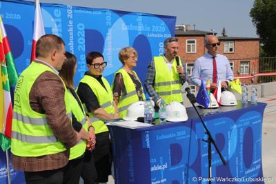 Uczestnicy konferencji prasowej na dachu budynku Pawilonu Rehabilitacyjnego w Lubuskim Centrum Ortopedii w Świebodzinie. Przy mikrofonie Poseł na Sejm RP Waldemar Sługocki. 