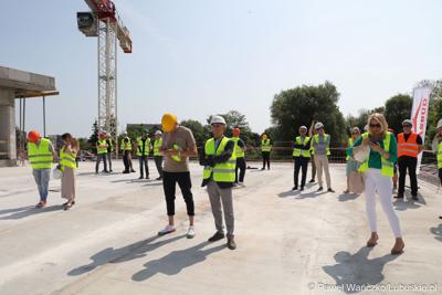 Uczestnicy powieszenia wiechy na budynku Pawilonu Rehabilitacyjnego w Lubuskim Centrum Ortopedii w Świebodzinie 