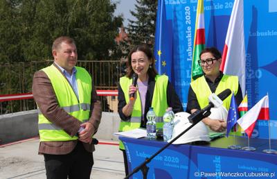 Uczestnicy konferencji prasowej na dachu budynku Pawilonu Rehabilitacyjnego w Lubuskim Centrum Ortopedii w Świebodzinie 