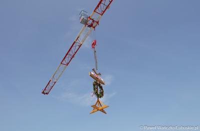 Powieszenie wiechy na budynku Pawilonu Rehabilitacyjnego w Lubuskim Centrum Ortopedii w Świebodzinie 