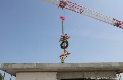 Powieszenie wiechy na budynku Pawilonu Rehabilitacyjnego w Lubuskim Centrum Ortopedii w Świebodzinie 