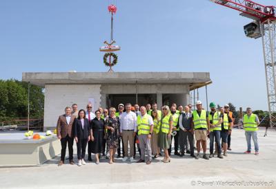 Uczestnicy powieszenia wiechy na budynku Pawilonu Rehabilitacyjnego w Lubuskim Centrum Ortopedii w Świebodzinie 