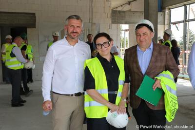 Uczestnicy uroczystości powieszenia wiechy na budynku Pawilonu Rehabilitacyjnego w Lubuskim Centrum Ortopedii w Świebodzinie 