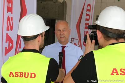 Członek zarządu województwa lubuskiego Marcin Jabłoński udziela wywiadu