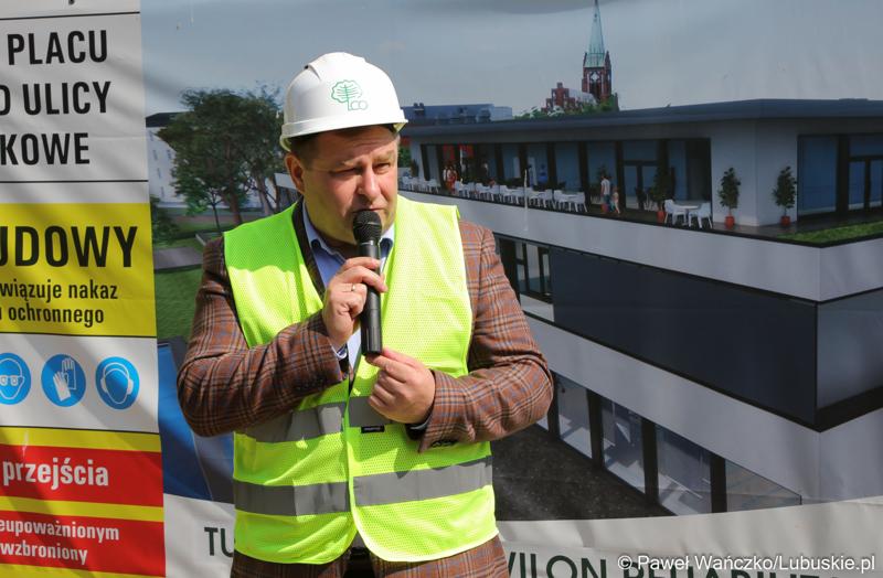 Radny wojewódzki Grzegorz Potęga podczas uroczystości powieszenia wiechy na budynku Pawilonu Rehabilitacyjnego w Lubuskim Centrum Ortopedii w Świebodzinie