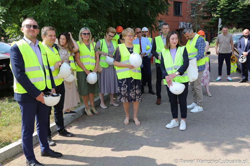 Uczestnicy powieszenia wiechy na budynku Pawilonu Rehabilitacyjnego w Lubuskim Centrum Ortopedii w Świebodzinie