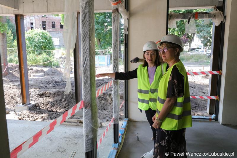 Uczestnicy powieszenia wiechy na budynku Pawilonu Rehabilitacyjnego w Lubuskim Centrum Ortopedii w Świebodzinie