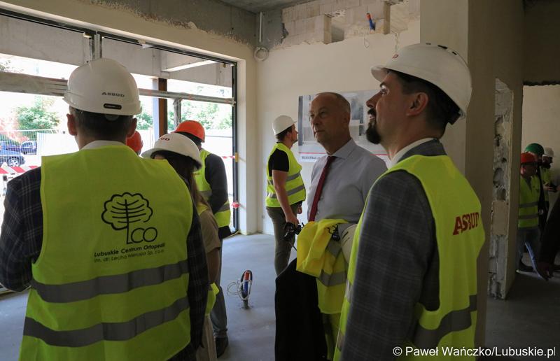 Uczestnicy powieszenia wiechy na budynku Pawilonu Rehabilitacyjnego w Lubuskim Centrum Ortopedii w Świebodzinie