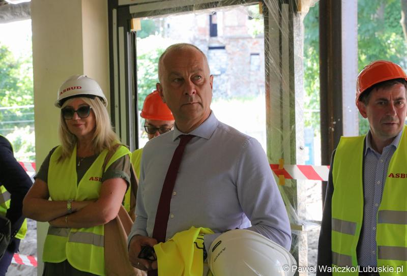 Członek zarządu woj. lubuskiego Marcin Jabłoński podczas uroczystości powieszenia wiechy na budynku Pawilonu Rehabilitacyjnego w Lubuskim Centrum Ortopedii w Świebodzinie `
