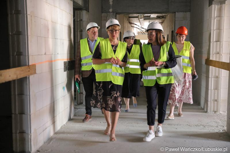 Uczestnicy powieszenia wiechy na budynku Pawilonu Rehabilitacyjnego w Lubuskim Centrum Ortopedii w Świebodzinie