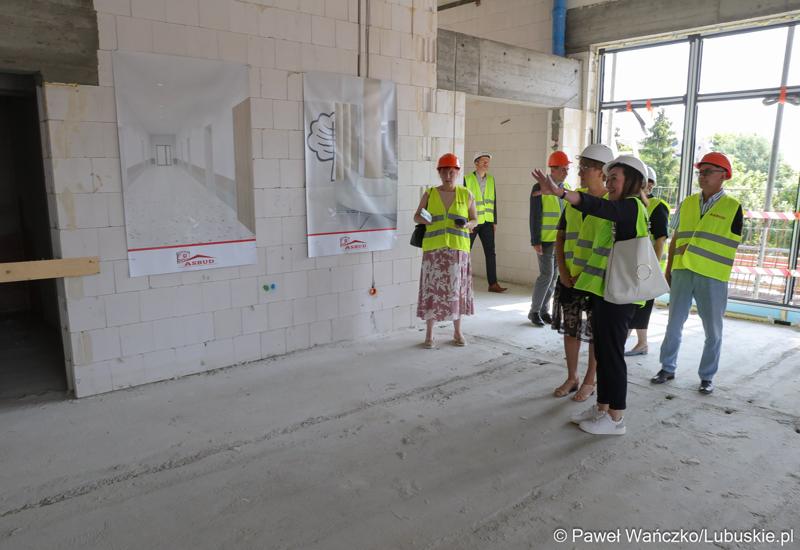 Uczestnicy powieszenia wiechy na budynku Pawilonu Rehabilitacyjnego w Lubuskim Centrum Ortopedii w Świebodzinie