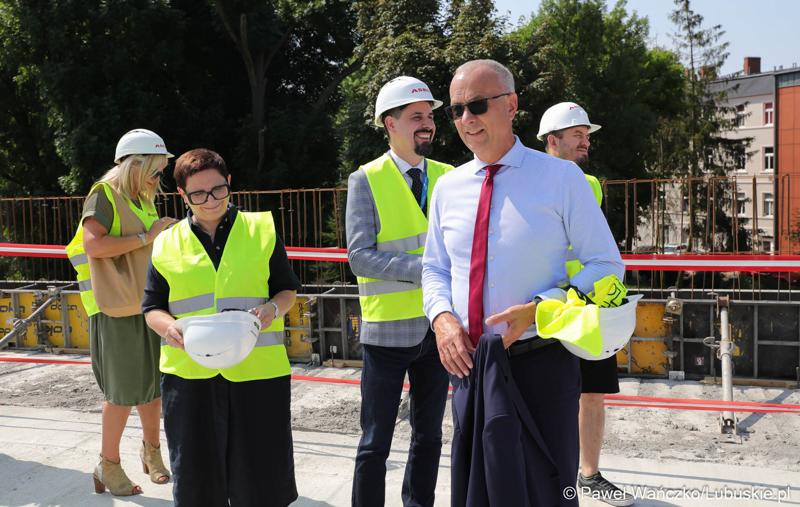 Uczestnicy powieszenia wiechy na budynku Pawilonu Rehabilitacyjnego w Lubuskim Centrum Ortopedii w Świebodzinie