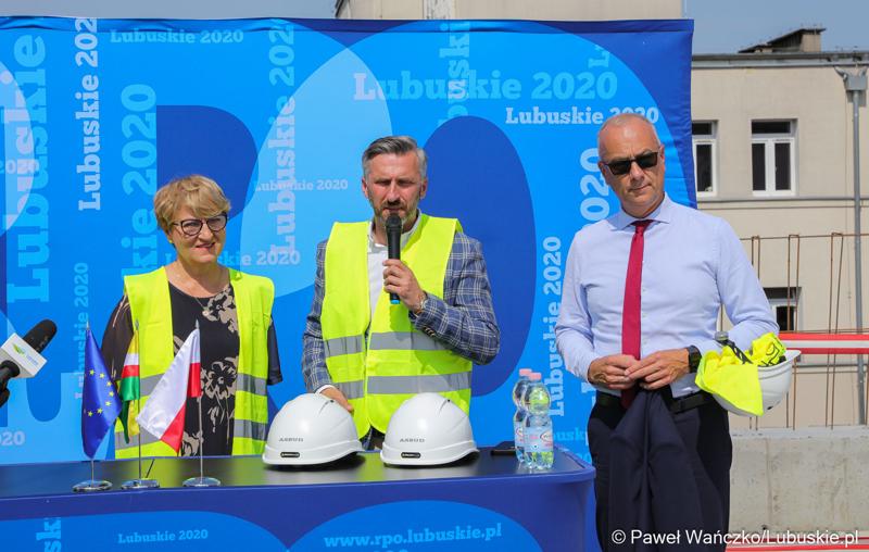 Uczestnicy konferencji prasowej na dachu budynku Pawilonu Rehabilitacyjnego w Lubuskim Centrum Ortopedii w Świebodzinie