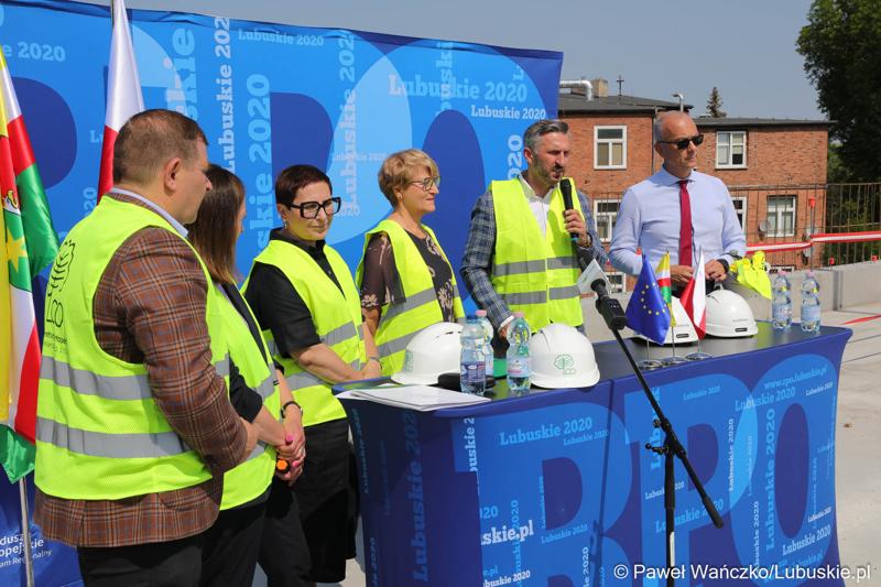 Uczestnicy konferencji prasowej na dachu budynku Pawilonu Rehabilitacyjnego w Lubuskim Centrum Ortopedii w Świebodzinie. Przy mikrofonie Poseł na Sejm RP Waldemar Sługocki.