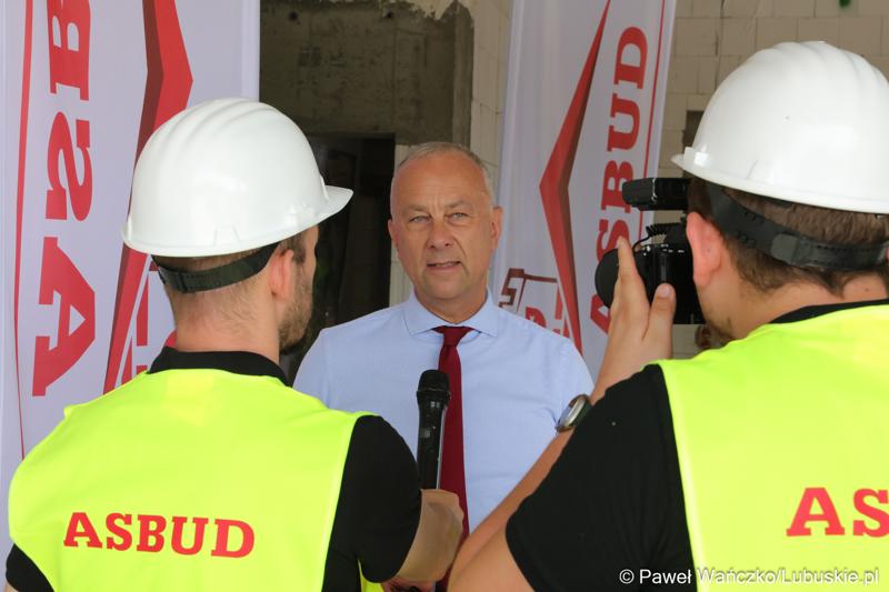 Członek zarządu województwa lubuskiego Marcin Jabłoński udziela wywiadu