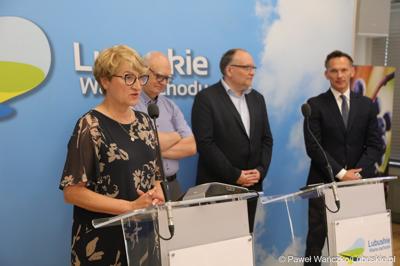 Marszałek Elżbieta Anna Polak podczas konferencji prasowej poświęconej prezentacji Parku Technologii Kosmicznych w Zielonej Górze