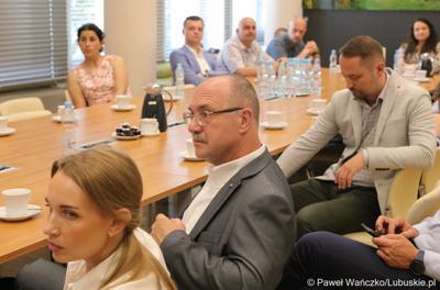 Uczestnicy konferencji prasowej poświęconej prezentacji Parku Technologii Kosmicznych w Zielonej Górze