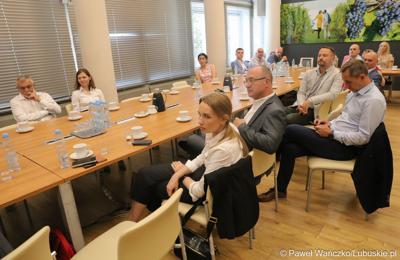 Uczestnicy konferencji prasowej poświęconej prezentacji Parku Technologii Kosmicznych w Zielonej Górze