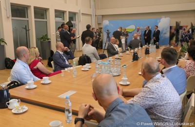 Uczestnicy konferencji prasowej poświęconej prezentacji Parku Technologii Kosmicznych w Zielonej Górze