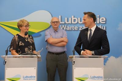 Uczestnicy konferencji prasowej poświęconej prezentacji Parku Technologii Kosmicznych w Zielonej Górze