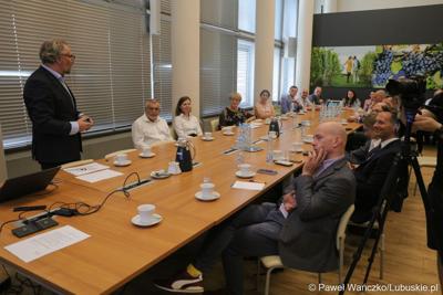 Uczestnicy konferencji poświęconej prezentacji Parku Technologii Kosmicznych w Zielonej Górze