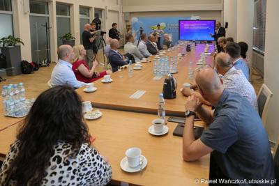 Uczestnicy konferencji poświęconej prezentacji Parku Technologii Kosmicznych w Zielonej Górze