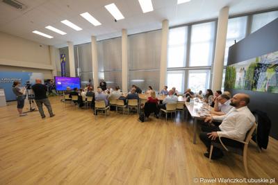 Uczestnicy konferencji poświęconej prezentacji Parku Technologii Kosmicznych w Zielonej Górze