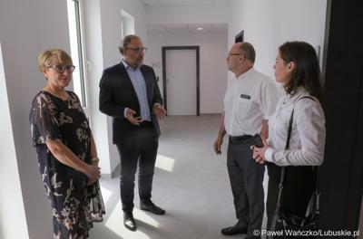 Marszałek Elżbieta Anna Polak zwiedza wnętrze Parku Technologii Kosmicznych w Zielonej Górze
