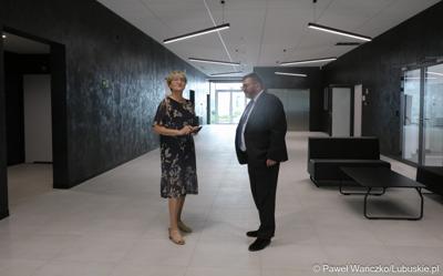 Marszałek Województwa Lubuskiego Elżbieta Anna oraz dyr departamentu Rozwoju i Innowacji UMWL Jarosław Flakowski w Parku Technologii Kosmicznych w Zielonej Górze