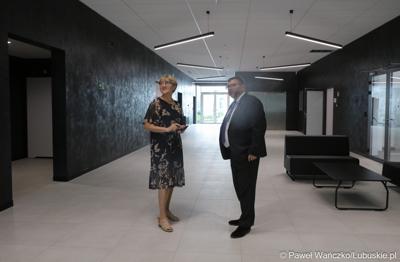 Marszałek Województwa Lubuskiego Elżbieta Anna oraz dyr departamentu Rozwoju i Innowacji UMWL Jarosław Flakowski w Parku Technologii Kosmicznych w Zielonej Górze