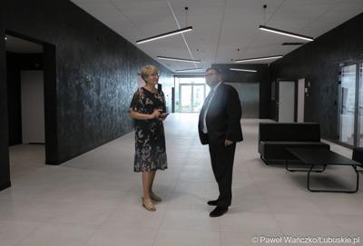 Marszałek Województwa Lubuskiego Elżbieta Anna oraz dyr departamentu Rozwoju i Innowacji UMWL Jarosław Flakowski w Parku Technologii Kosmicznych w Zielonej Górze