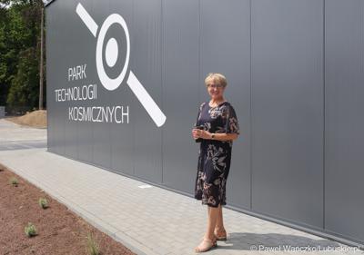 Marszałek Elżbieta Anna Polak przed budynkiem Parku Technologii Kosmicznych w Zielonej Górze