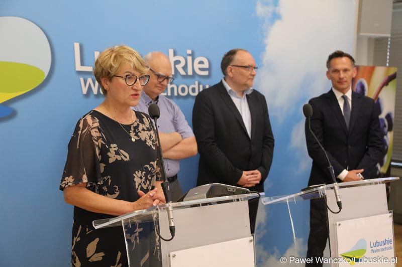 Marszałek Elżbieta Anna Polak podczas konferencji prasowej poświęconej prezentacji Parku Technologii Kosmicznych w Zielonej Górze