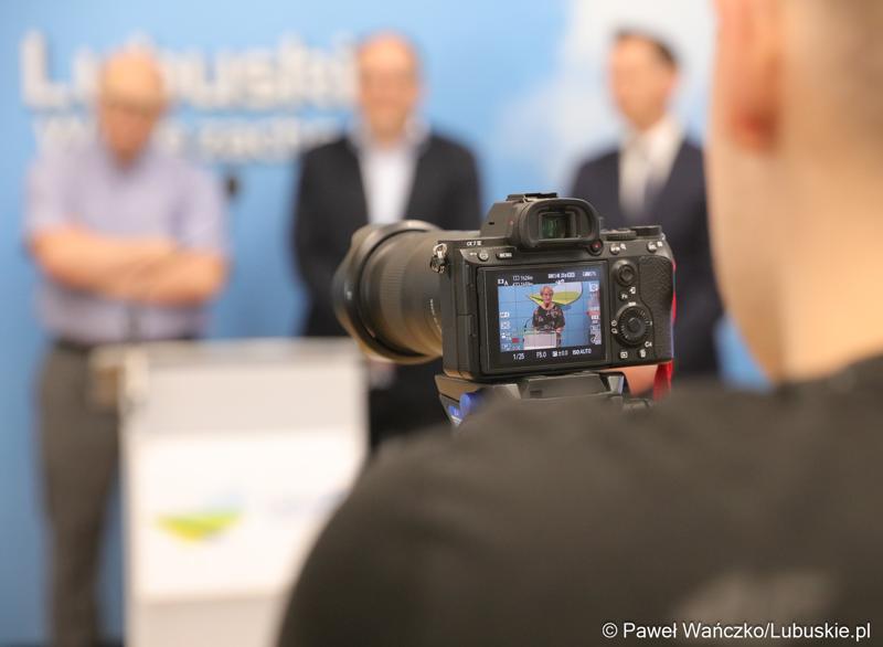 Uczestnicy konferencji prasowej poświęconej prezentacji Parku Technologii Kosmicznych w Zielonej Górze