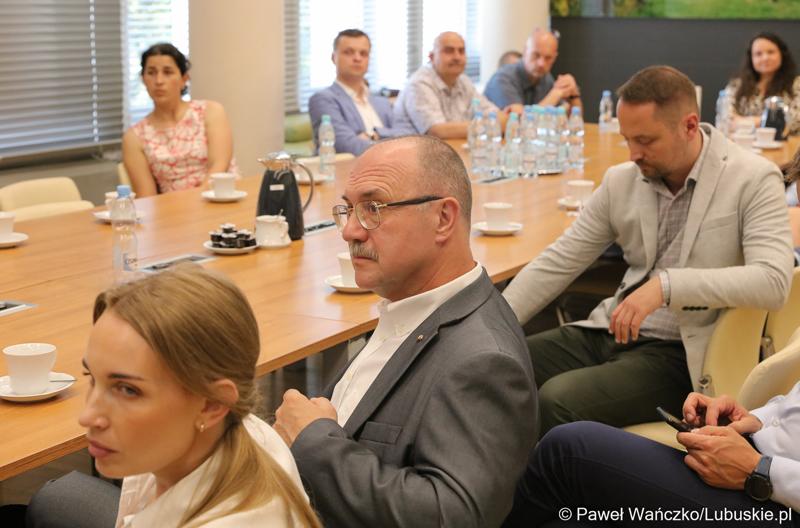 Uczestnicy konferencji prasowej poświęconej prezentacji Parku Technologii Kosmicznych w Zielonej Górze
