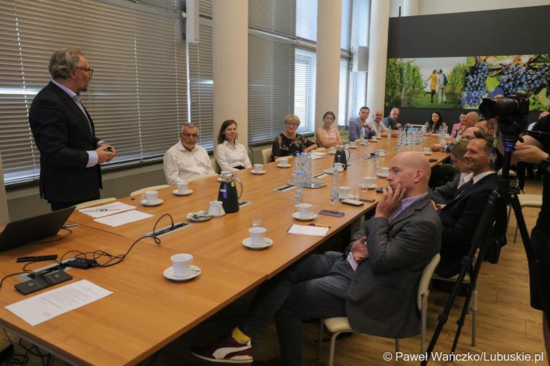 Uczestnicy konferencji poświęconej prezentacji Parku Technologii Kosmicznych w Zielonej Górze